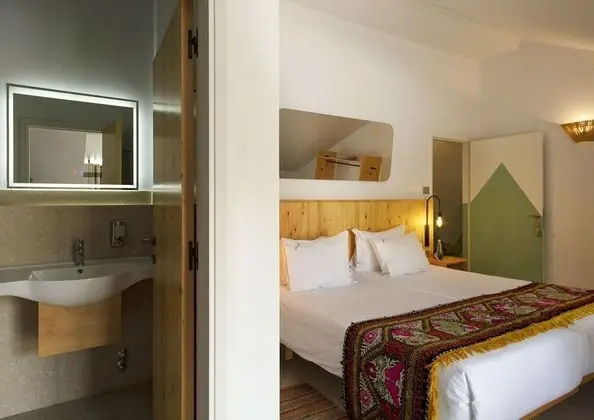 Junior Tek Büyük veya İki Ayrı Yataklı Oda