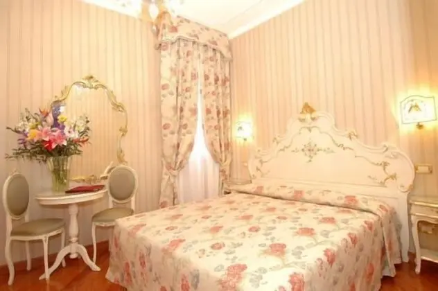 Tek Büyük Yataklı Oda, Kanal Manzaralı