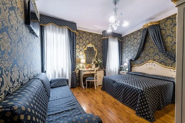 Deluxe Tek Büyük Yataklı Oda, Kanal Manzaralı (1st and 2nd floor)