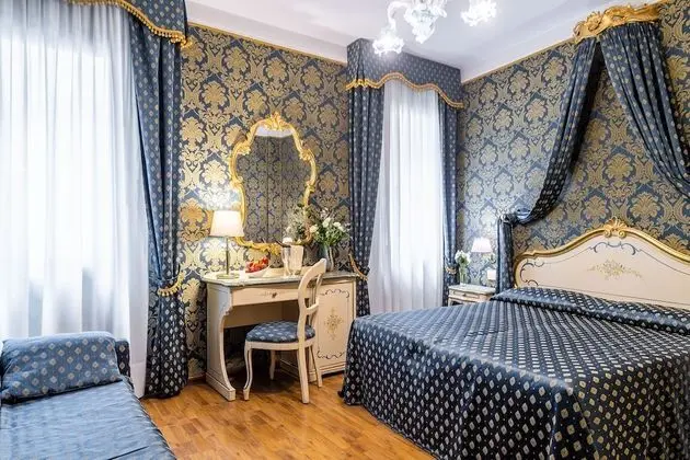 Deluxe Tek Büyük Yataklı Oda, Kanal Manzaralı (1st and 2nd floor)