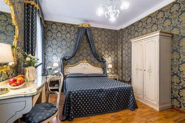 Deluxe Tek Büyük Yataklı Oda, Kanal Manzaralı (1st and 2nd floor)