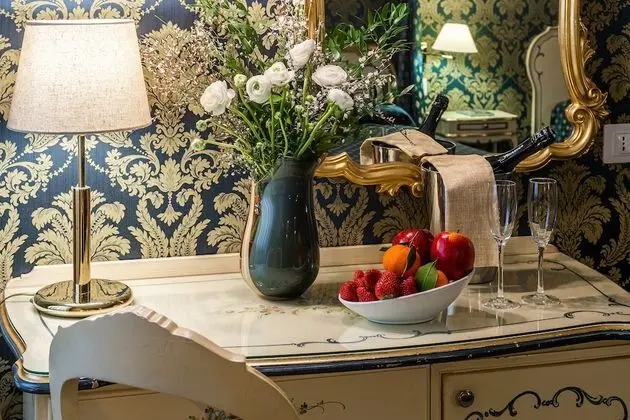 Deluxe Tek Büyük Yataklı Oda, Kanal Manzaralı (1st and 2nd floor)