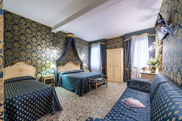 Deluxe Tek Büyük Yataklı Oda, Kanal Manzaralı (1st and 2nd floor)