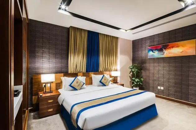 Deluxe king suite
