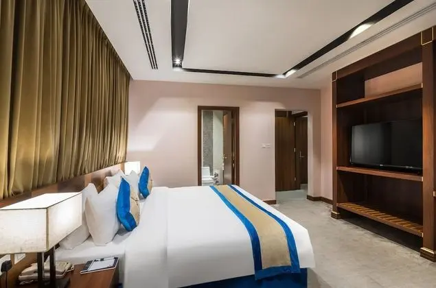 Deluxe king suite