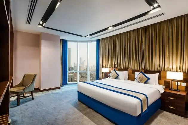 Deluxe king suite
