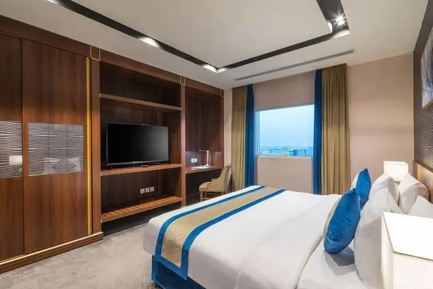 Deluxe king suite