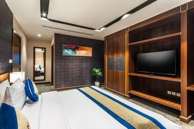 Deluxe king suite