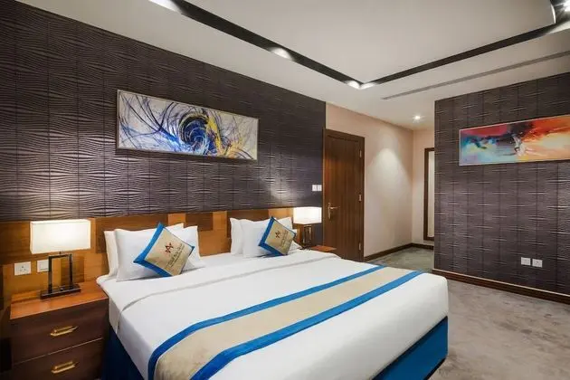 Deluxe king suite