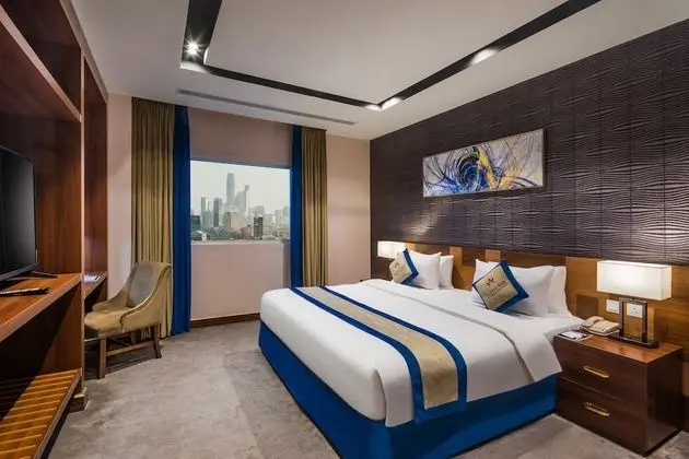 Deluxe king suite