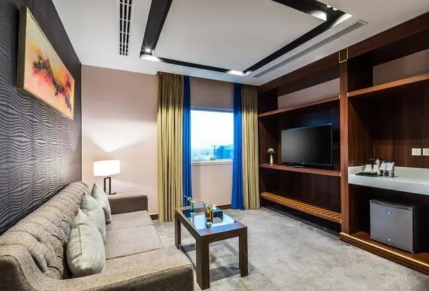 Deluxe king suite