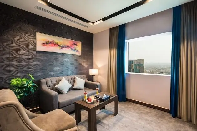 Deluxe king suite