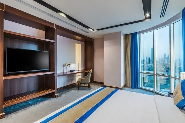 Deluxe king suite