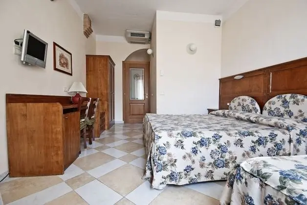 Üç Kişilik Oda, Balkon, Şehir Manzaralı