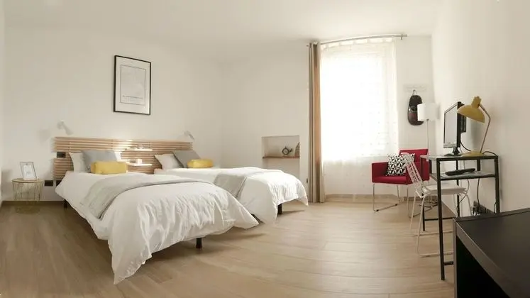 İki Ayrı Yataklı Oda, Ortak Banyo