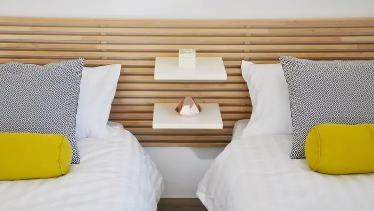 İki Ayrı Yataklı Oda, Ortak Banyo