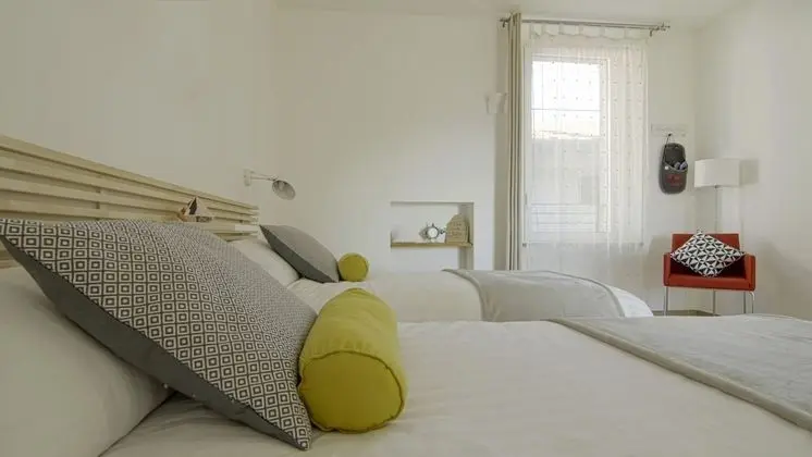 İki Ayrı Yataklı Oda, Ortak Banyo