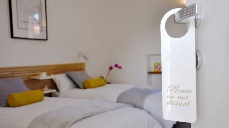 İki Ayrı Yataklı Oda, Ortak Banyo