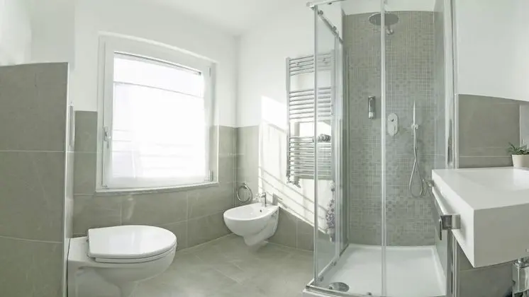 İki Ayrı Yataklı Oda, Ortak Banyo