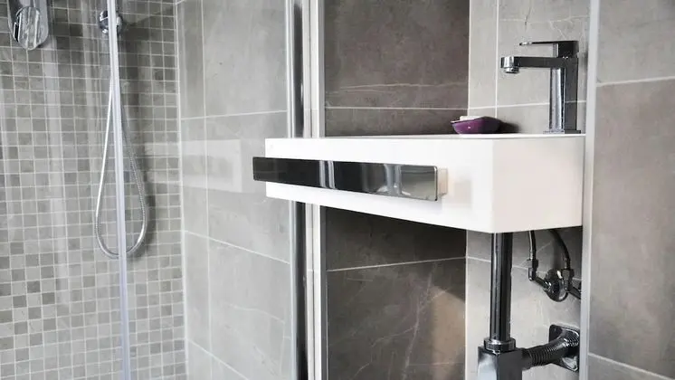 İki Ayrı Yataklı Oda, Ortak Banyo