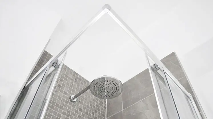 İki Ayrı Yataklı Oda, Ortak Banyo