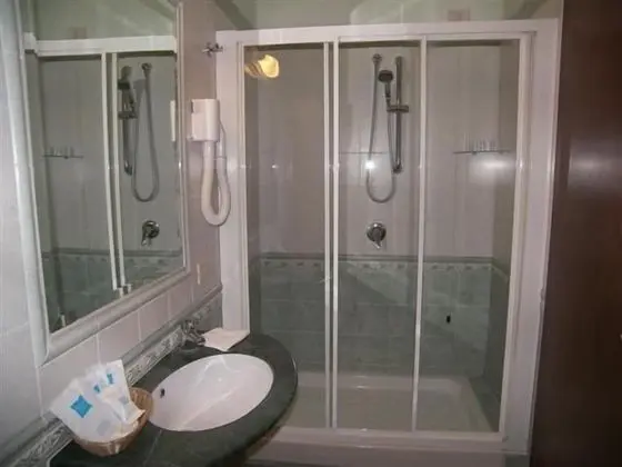 Üç Kişilik Oda