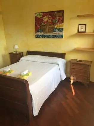 Family Oda, Göl Manzaralı (Yellow Cuba)