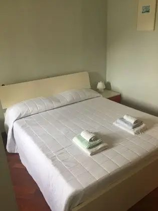 Family Oda, Göl Manzaralı (Yellow Cuba)