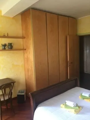 Family Oda, Göl Manzaralı (Yellow Cuba)