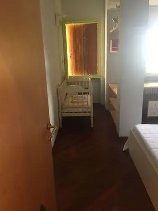 Family Oda, Göl Manzaralı (Yellow Cuba)