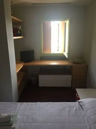 Family Oda, Göl Manzaralı (Yellow Cuba)