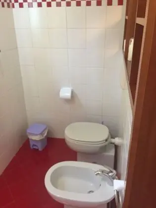 Family Oda, Göl Manzaralı (Yellow Cuba)