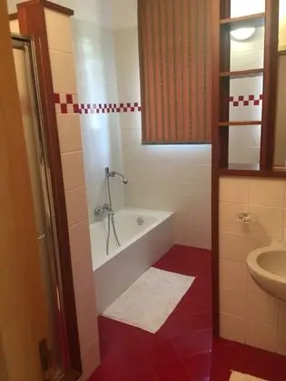 Family Oda, Göl Manzaralı (Yellow Cuba)