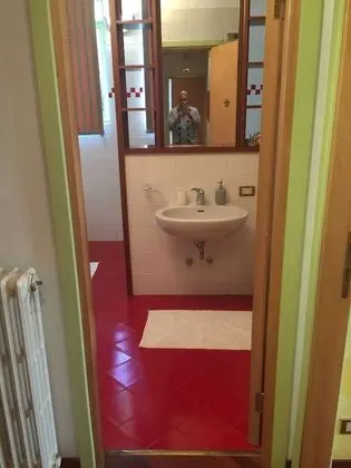 Family Oda, Göl Manzaralı (Yellow Cuba)