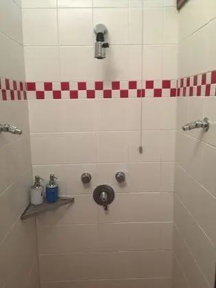 Family Oda, Göl Manzaralı (Yellow Cuba)