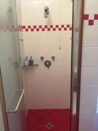 Family Oda, Göl Manzaralı (Yellow Cuba)