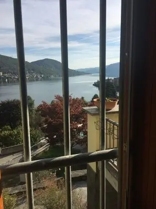 Family Oda, Göl Manzaralı (Yellow Cuba)