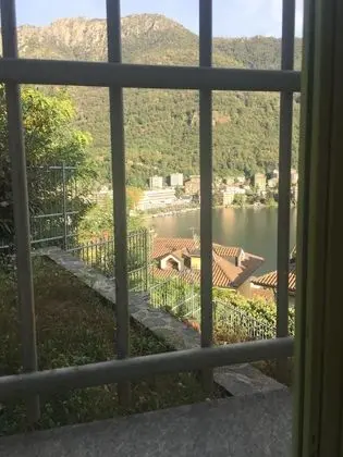 Family Oda, Göl Manzaralı (Yellow Cuba)