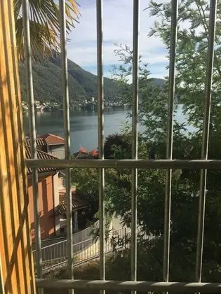 Family Oda, Göl Manzaralı (Yellow Cuba)