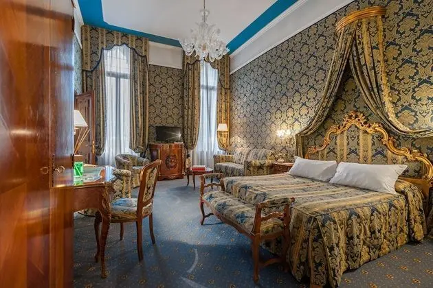 Deluxe Tek Büyük veya İki Ayrı Yataklı Oda, Kanal Manzaralı