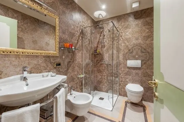 Deluxe Tek Büyük veya İki Ayrı Yataklı Oda, Kanal Manzaralı