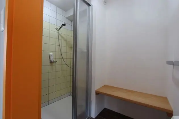 Tek Büyük Yataklı Oda, Ortak Banyo (DE 2 E)