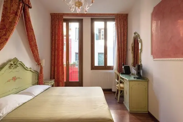 Standard Tek Büyük veya İki Ayrı Yataklı Oda, Kanal Manzaralı