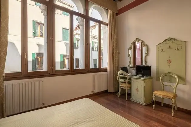 Standard Tek Büyük veya İki Ayrı Yataklı Oda, Kanal Manzaralı