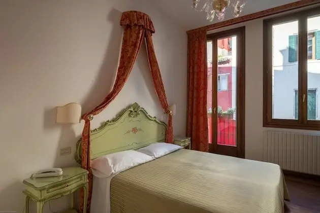 Standard Tek Büyük veya İki Ayrı Yataklı Oda, Kanal Manzaralı