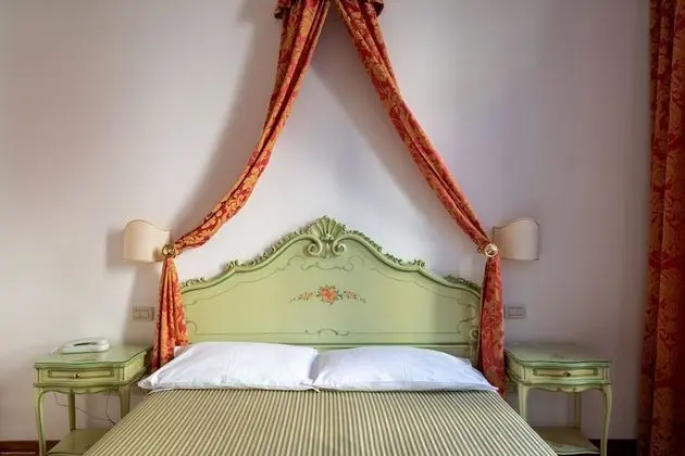 Standard Tek Büyük veya İki Ayrı Yataklı Oda, Kanal Manzaralı