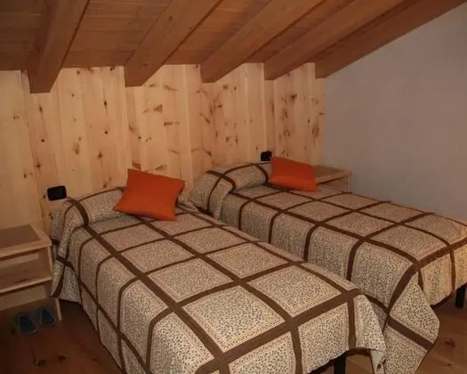 Tek Büyük veya İki Ayrı Yataklı Oda, Ortak Banyo