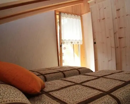 Tek Büyük veya İki Ayrı Yataklı Oda, Ortak Banyo