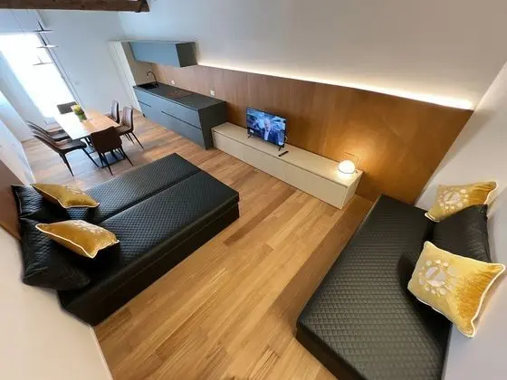 Attico Vivit 40, Annex Building