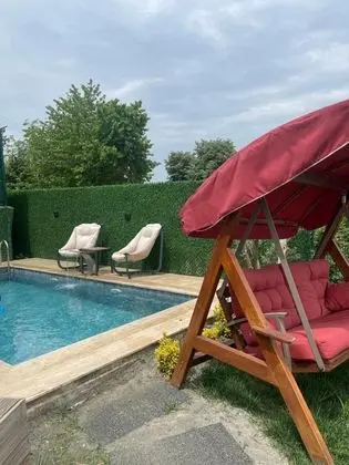 Bungalow 2+1 Oda, Göl Manzaralı, Özel Havuzlu